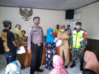Gulirkan BST Dari Kemensos Di Desa Cibodas